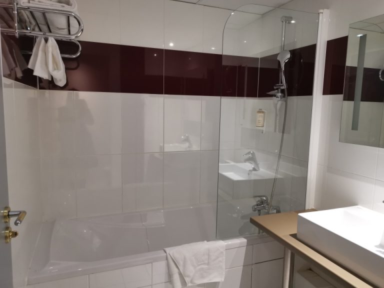 バスルーム入口から全体