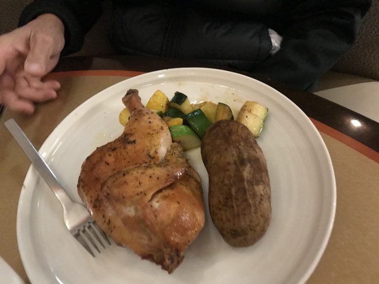 the cafeで父はチキンを。こちらもドーンと漫画みたいに大きかった