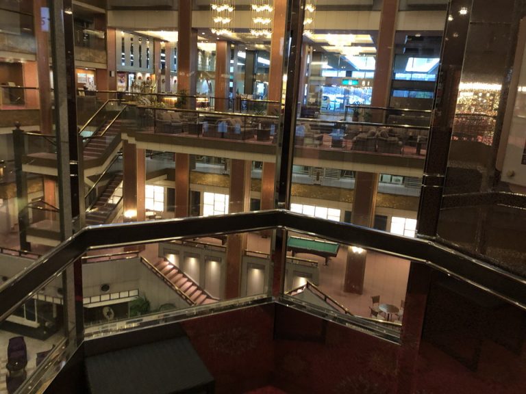 エレベーター(入口から中を見たもの)