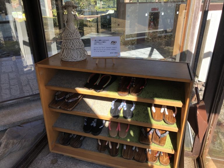 中庭出入口に用意されている下駄