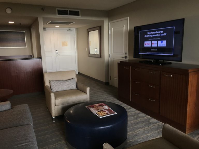 リビングルーム窓側から入り口方向