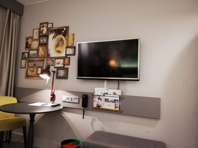 ベッド方向からTV1