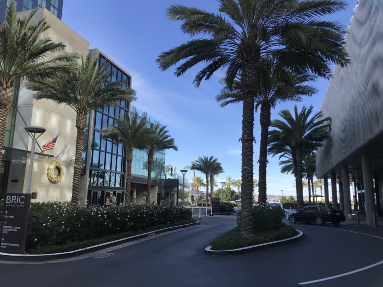 右に私たちがステイしたホテル、左にインターコンチネンタル。隣り合わせでした