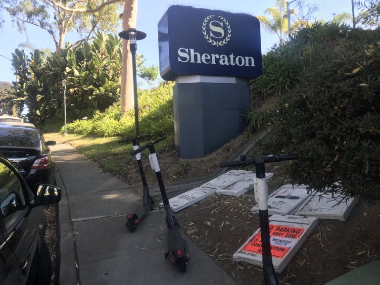 ホテルを出るとすぐそこにあちらこちらと乗り捨て用のキックボードがあり簡単にどこへでもアクセスできるようになっていました