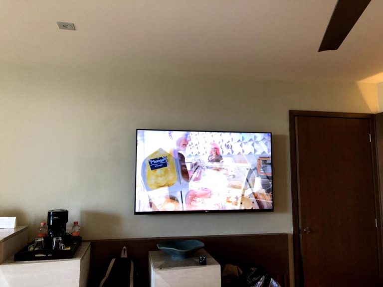 ベッドの目の前にテレビがあります。NHKが入っていました。