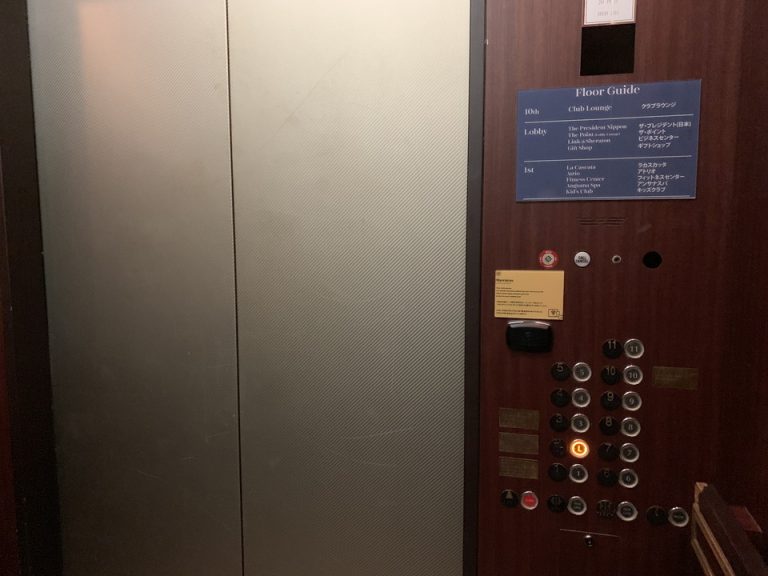 エレベーター内観③