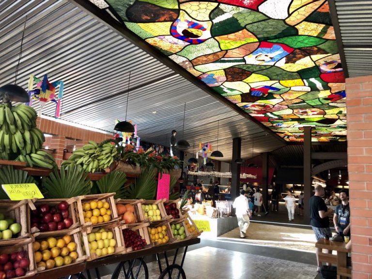 店内のステンドグラスがオシャレです。