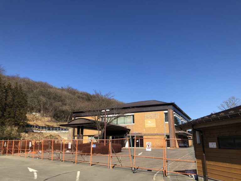 クローズしているゴルフ場入口