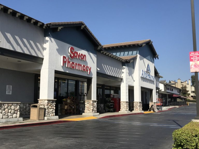 ホテルから2分走ればドラッグストアがありました