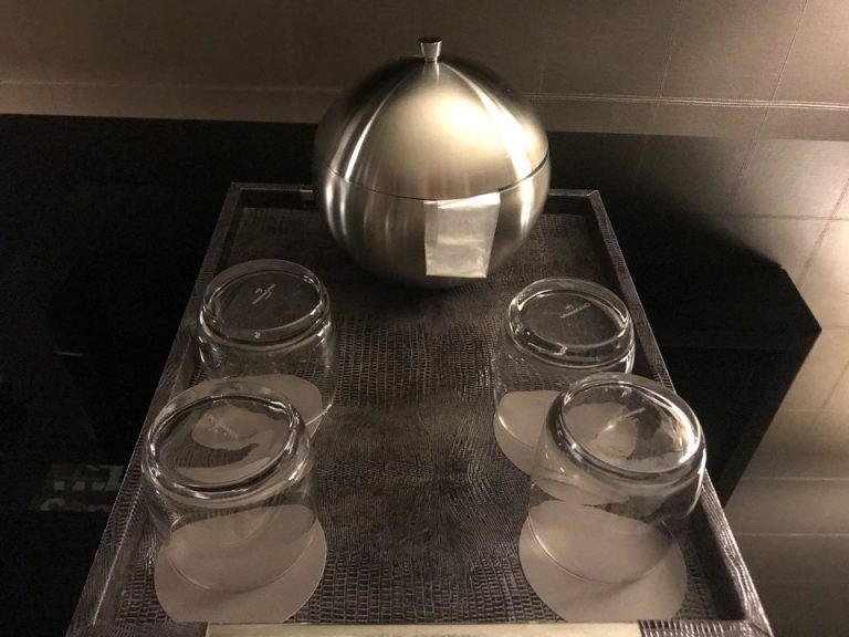 アイスペールにグラス