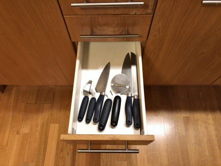 キッチン下部の引き出し3段目(包丁、ピザカッター、パン切り包丁など)