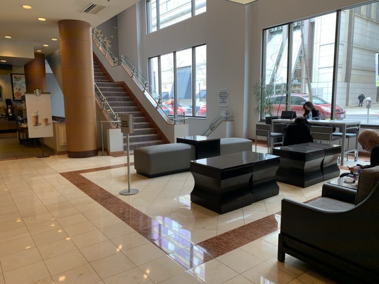 ロビーソファエリア