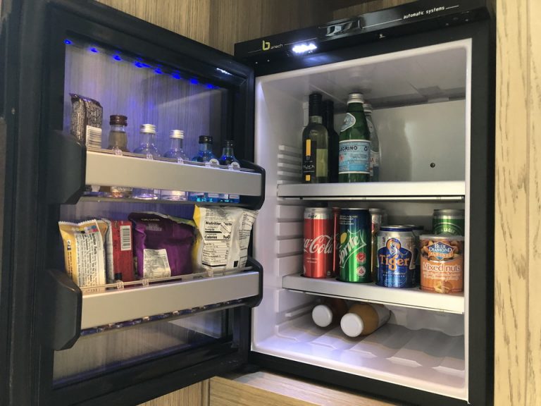 冷蔵庫外観(開けた状態)