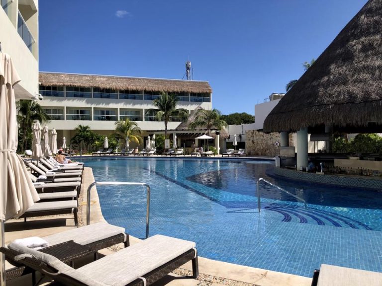 大きなプールがあります。11時頃でしたが、混雑していません。