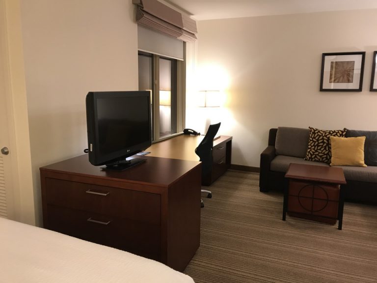 ベッド方向からリビングスペースにかけて