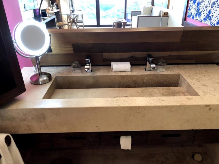 洗面台はバスルームとは別です。