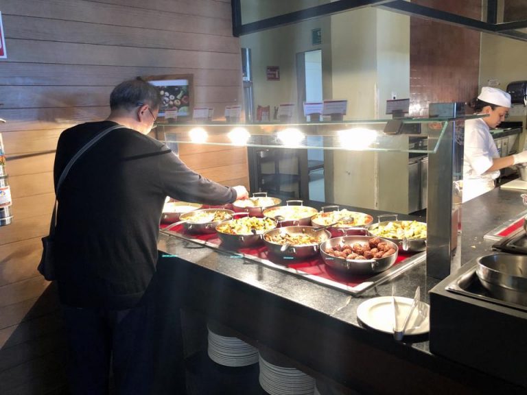 EL MERCADO 現地の料理がビュッフェで味わえます。