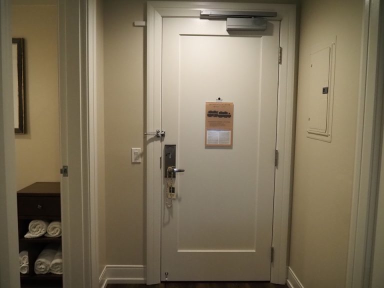 客室入口内観ドア