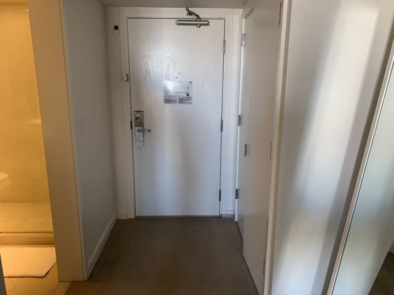 客室入口内観ドア