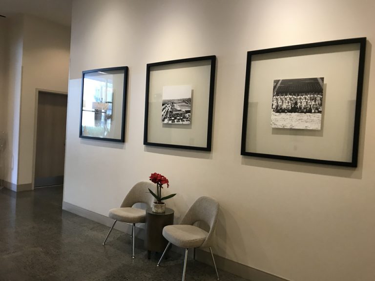 一階エレベーターホール前には野球の歴史を感じれる絵がかかっていました