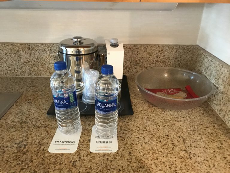 無料でボトルウォーターとポップコーンも置かれていました