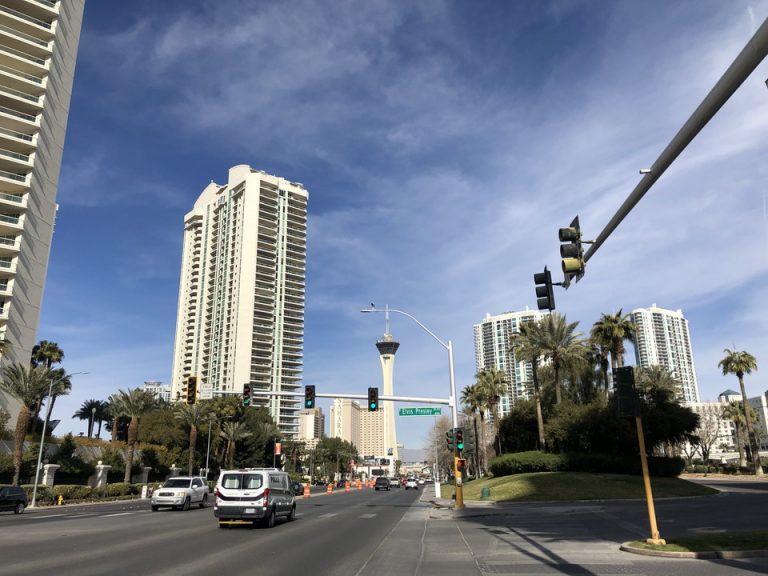 ホテル前の道路