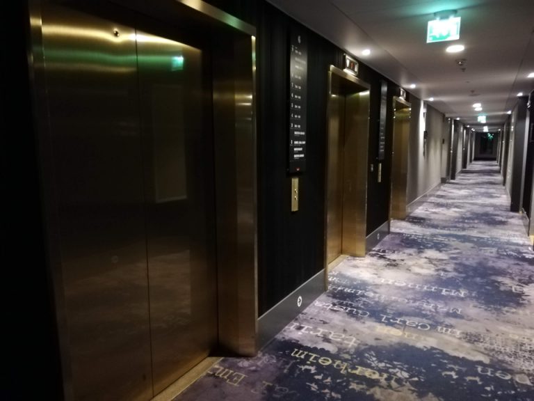 エレベーターホール客室階2