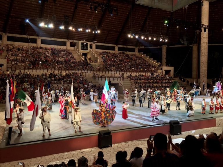 シカレ海洋公園。ナイトショーはとても豪華です。