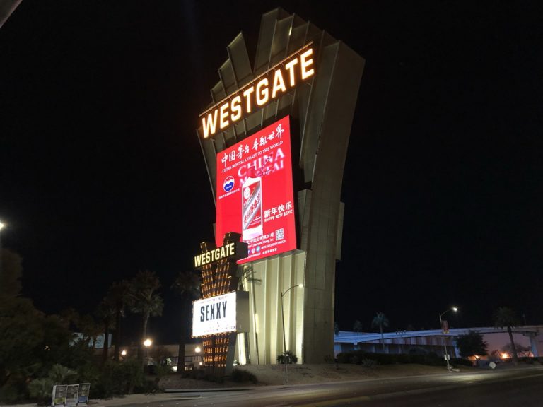 ホテルのサイン 夜のライトアップ