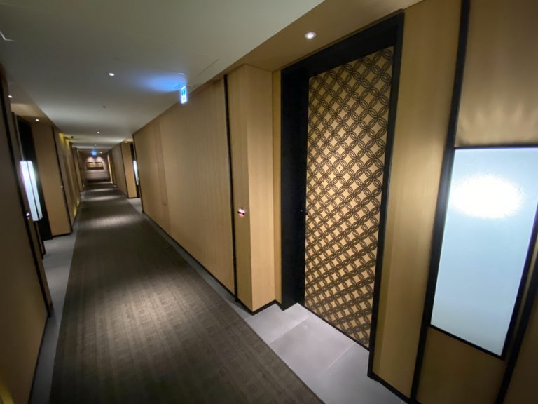 ドアの模様が特徴的な客室付近廊下