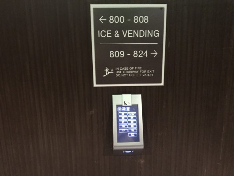 エレベーターはタッチパネルで行きたい回数にしかいけません