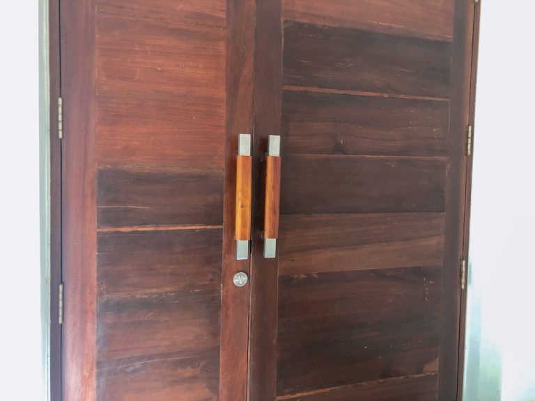 エントランス内観、建物内から撮った扉