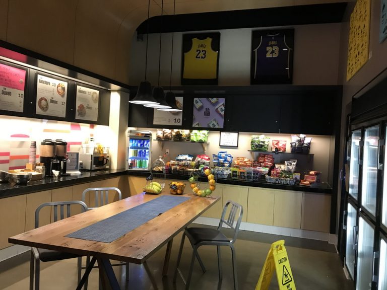 フロント横のマーケットで15ドルまでフリーで朝食が選べました