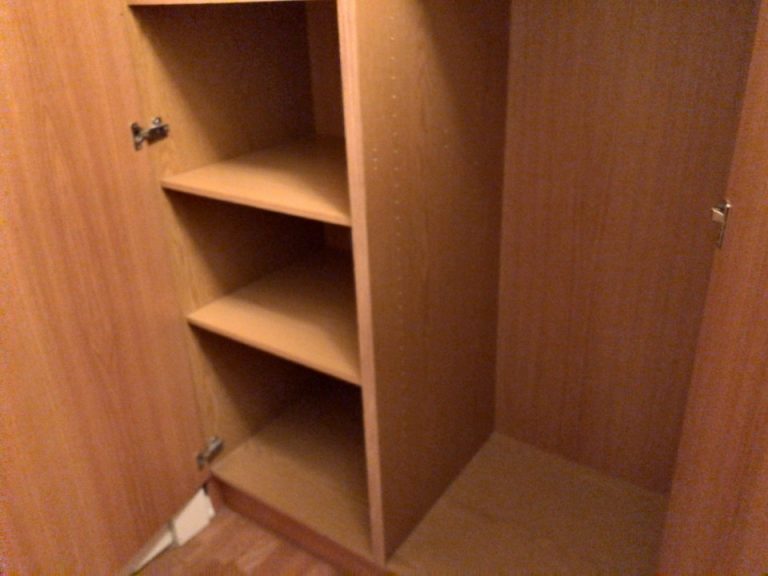 クローゼット外観(開けた状態下部)