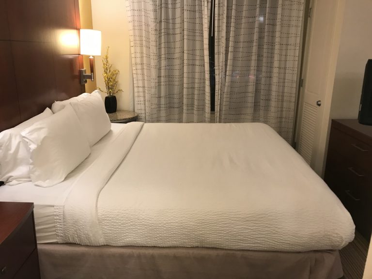 バスルームからベッドルームにかけて