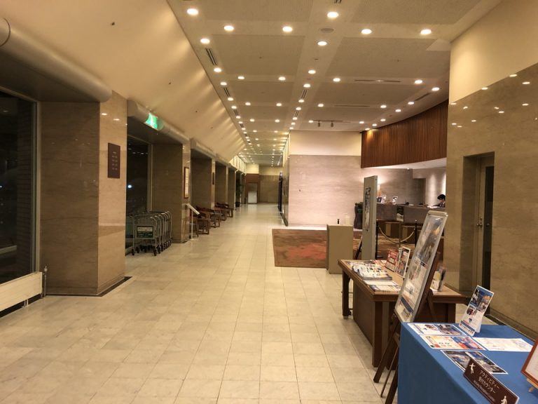 フロントロビー 西館方向