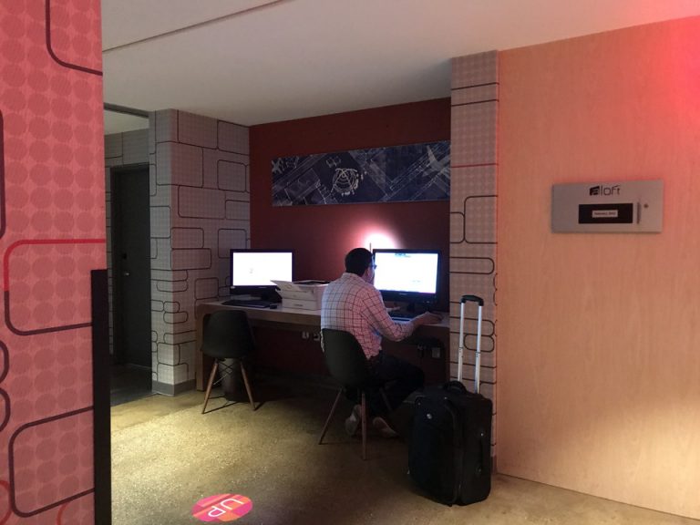 一階にはオープンスペースにオフィスがありました。