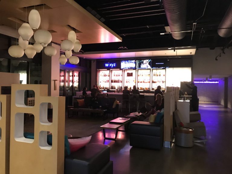 一階WXYZラウンジとその手前フロントロビー