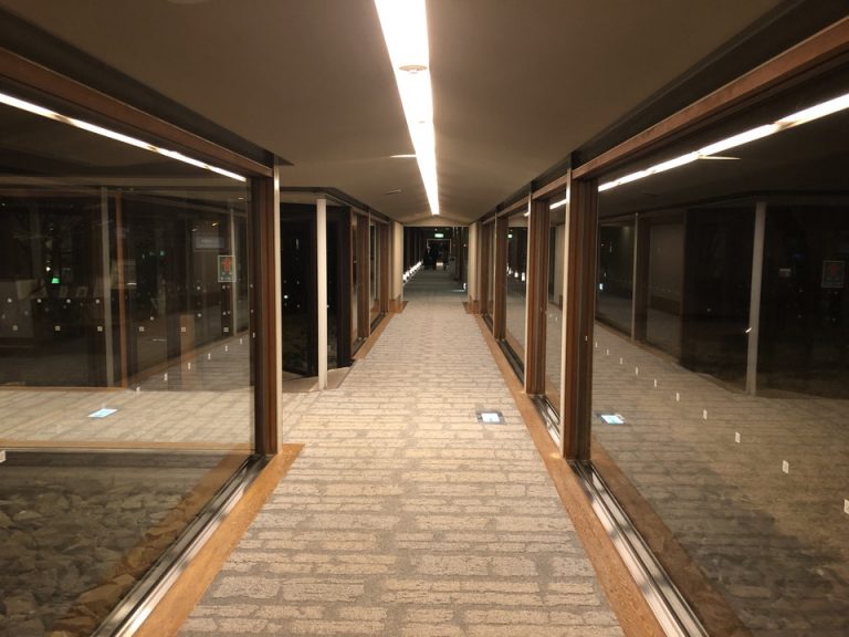 フロントから客室へ向かう途中 客室は左に曲がる まっすぐ行くと食事会場です(朝&夕)