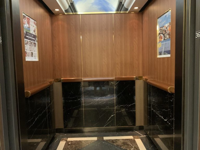 エレベーター内側2