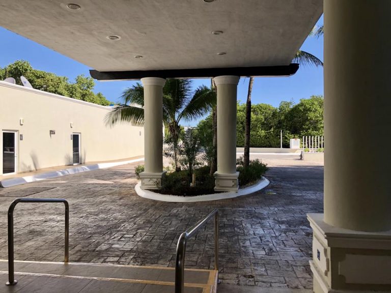 ホテルの外側は壁に囲まれていて、入口には警備員がいます。