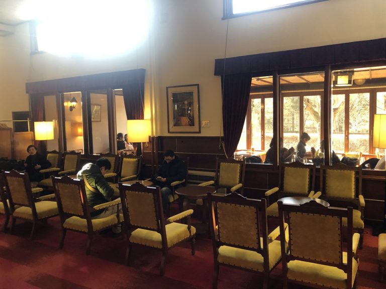 ロビー 奥がカフェテラス