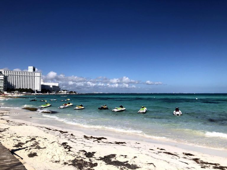海の色が深い北側ビーチ