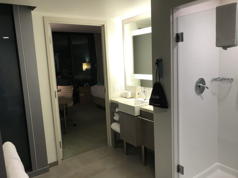 バスルーム奥からベッドルームにかけて