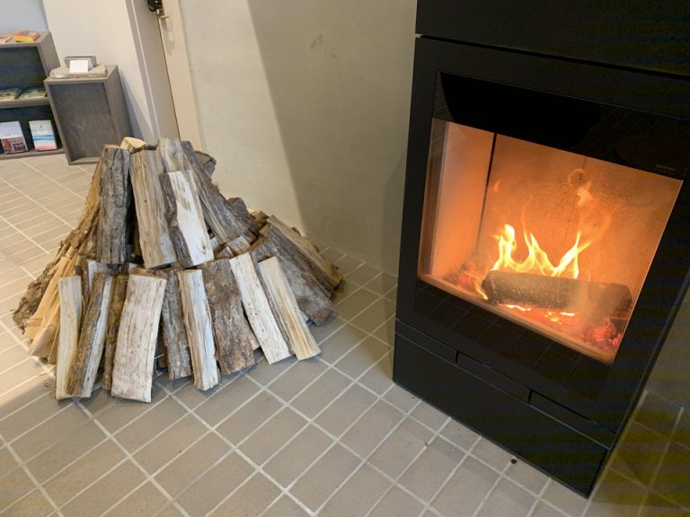 フロント前の暖炉