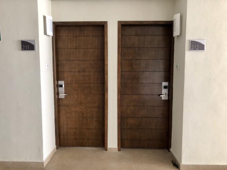 客室のドアです。リストバンドが鍵になっています。