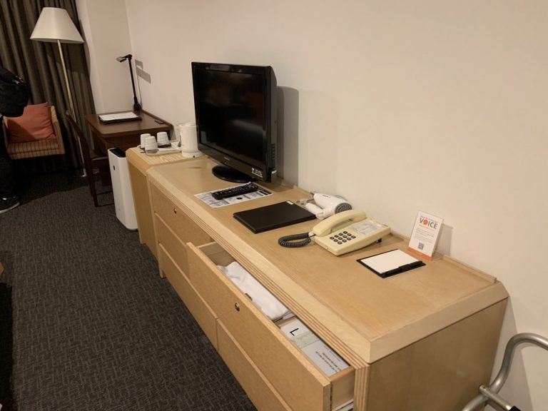 ベット方向からテレビ
