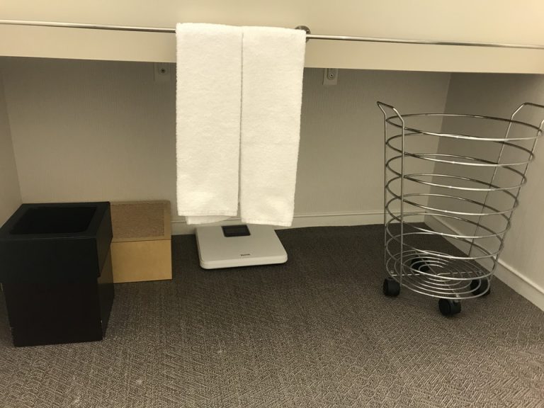 洗面台下にはステップ台と体重計タオルボックストラッシュボックスとありました。
