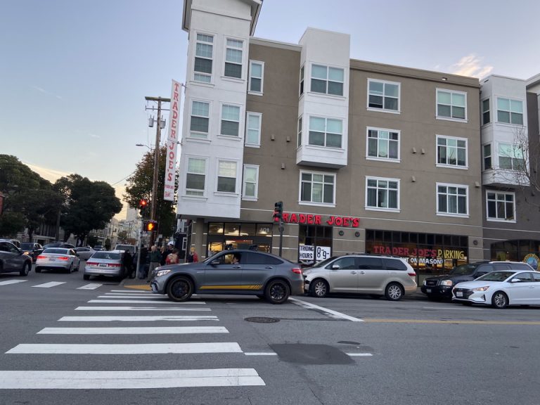 ホテル近くにあるトレーダージョーズ