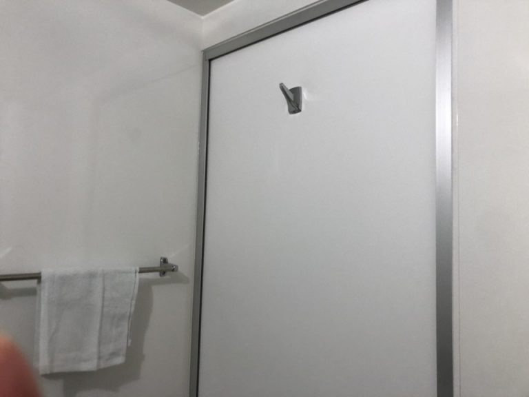 バスルームからの見えたドア